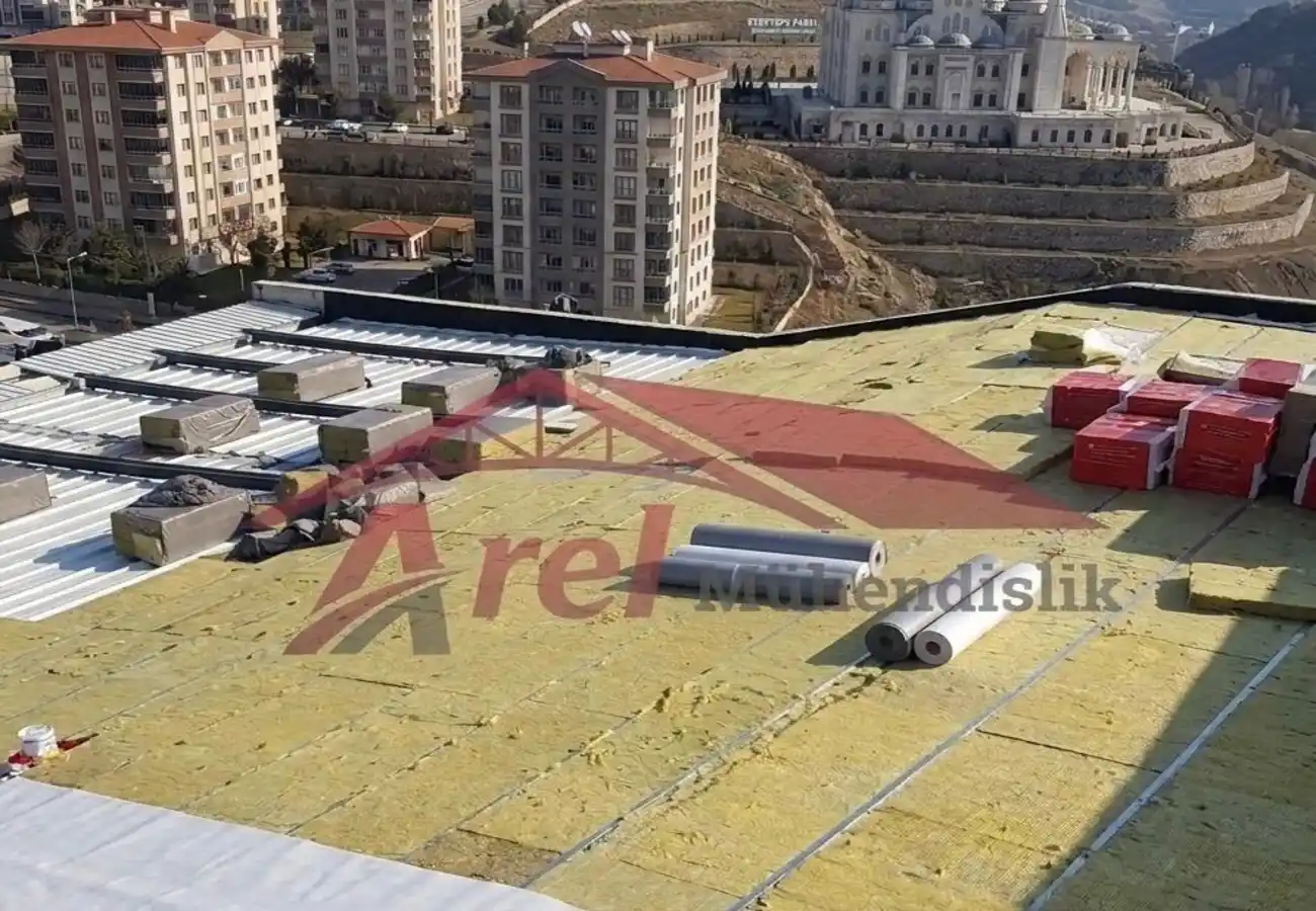 Çatı altlığında profiller arasına yerleştirilen taş yünü levhaları